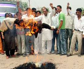 Youth Congress activists burn an effigy of terrorism in protest against the militant attack on a Congress rally in Srinagar
