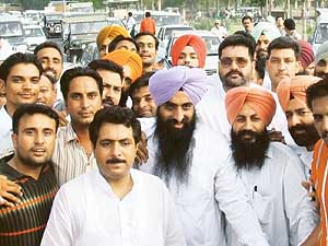 Hardcore gangster Prabhjinder Singh, alias Dimpy, being welcomed in Bathinda on Monday.