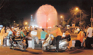 Ludhianvis have found the way to beat the heat. They sit around a well-lit fountain near Guru Nanak Stadium and get refreshed when soothing water drops fall on them