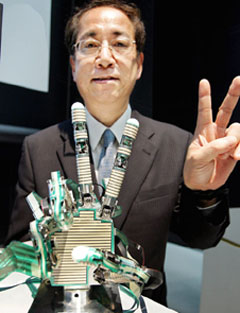 Honda Reseach Institute Japan President Tomohiko Kawanabe flashes the V- sign