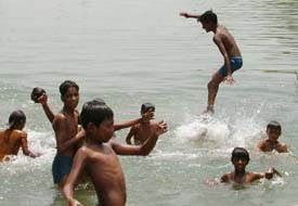 With soaring mercury, children in Ludhiana take a dip in the Sidhwan Canal on Sunday