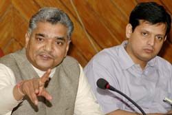 Vice-president of the All India SC/ST Commission Faqir Singh Vaghela, along with Deputy Commissioner Anurag Verma
