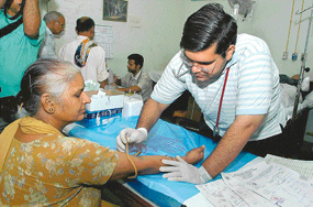 Doctors resume duty after the 19-day strike by medical students and junior doctors was called off on Wednesday evening. Doctors can be seen examining patients at the AIIMS OPD in New Delhi on Thursday.