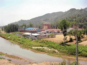 Business establishments operating in the area claim that they have treatment plants, but the effluents, partly or wholly, end up in the natural Saketi Khud