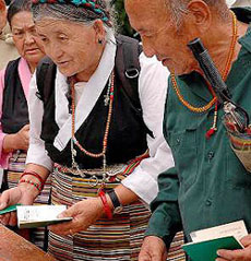 Tibetan refugees wait in a queue to cast votes to choose the Prime Minister of the Tibetan government-in-exile at Dharamsala
