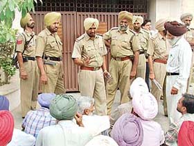 Policemen try to convince protesting teachers to clear blockade in front of Education Minister Harnam Dass Johars house in Ludhiana