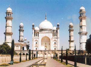 Bibi-ka-Maqbara looks deceptively like the Taj Mahal