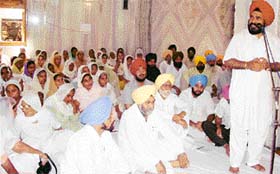 PPCC chief Shamsher Singh Dullo pays tributes to Karnail Singh, a social activist of Pawa village, at a “shardhanjali samaroh” at Gurdwara Reru Sahib Nandpur, Sahnewal