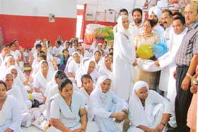 The secretary of the All-India Mahilla Congress, Ms Sushila Gupta, distributes free ration among destitute women at a function organised by the Punjabi Nishkam Seva Dal, Ludhiana