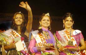 Rubina (centre) who was chosen Miss Shimla-2006 at the International Summer Festival held in Shimla on Monday evening. She is flanked by first runner-up Suchika Mehta (right) and second runner-up Rinni (left). 