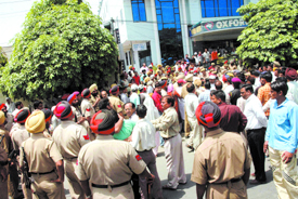 There is heavy deployment of police outside Oxford Hospital in Jalandhar, as the residents and family members of a nine-year-old girl protest over her death due to negligence by doctors. The girl had undergone an operation at the hospital, but she later died at the PGI in Chandigarh.