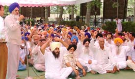 Led by activists of the Punjab Raj Mulazam Dal, state government employees stage a dharna at mini secretariat in Ludhiana on Wednesday