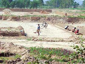 Illegal mining being carried out on the Mukerian-Talwara road