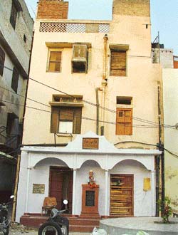 The outer view of martyr Sukhdevs house with his bust in Ludhiana