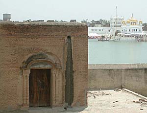 A view of one of the dilapidated bungas surrounding Darbar Sahib, Tarn Taran.