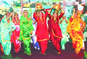 Young girls perform giddha at Veer Naris Meet organised by the Army Wives Welfare Association at Vajra Sainik Institute
