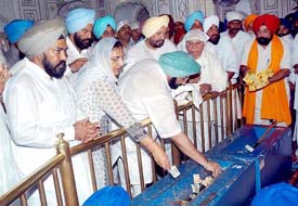 Punjab Chief Minister Amarinder Singh, Deputy Chief Minister Rajinder Kaur Bhattal and other Congress leader pay obeisance
