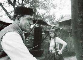 Amrish Puri with Neena Gupta in Shyam Benegals Suraj Ka Saatvan Ghoda