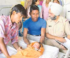 Mr Amritpal and Mr Viney, who saved the abandoned girl in Ludhiana on Saturday. 