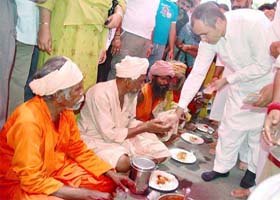 National Conference President Omar Abdullah distributes langar among Amarnath pilgrims at a camp in Jammu