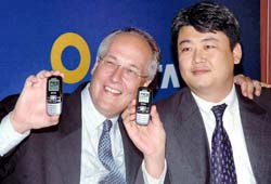 Mr Darryl Green  of Tata Teleservices and Mr Hyunbai Kim, Head of CDMA division, Samsung Telecommunications India, pose at the launch of India's first anti-theft mobile tracker and emergency SOS alert CDMA mobile handset in Kolkata