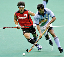 Hari Prasad (right) controls the ball while being chased by South Koreas Lee Nam Yong during the Sultan Azlan Shah hockey tournament in Kuala Lumpur on Wednesday.