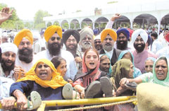 Activists of Shiromani Akali Dal  protesting against the attack on Bakshish Singh