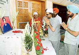 Punjabi singer Hans Raj Hans and Paramjit Pammi pay homage to Surinder Kaur at Sector 34 gurdwara in Chandigarh on Sunday