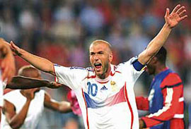 French midfielder Zinedine Zidane celebrates at the end of the Spain vs France match in Hanover on Tuesday.