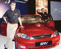 Mr Rajeev Chaba, President and Managing Director, General Motors India; and Mr P.Alanandan,Vice-President, Corporate Affairs, launch Chevrolet SRV, India's first premium sportsback, in New Delhi