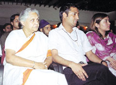 Delhi Chief Minister Sheila Dikshit with participants at a two-day NSUI training camp Lakshya 2006 in the Capital