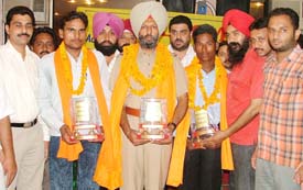 Mr Vinay Gupta, Mr Amritpal and SI Kuldip Singh, who were honoured for bravery by the Active Anti-Corruption Group and the Brothers Club in Ludhiana on Friday