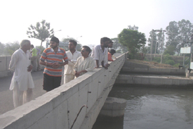 Kuldip Singh explains how his attempt to save the drowning mother-son duo was foiled by the woman in Sirhind canal near Ahmedgarh on Sunday
