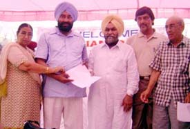 Residents of Ward 2 present a memorandum to Mayor Nahar Singh Gill in Ludhiana on Saturday