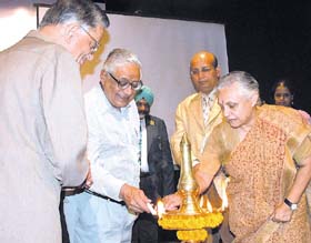 Delhi Chief Minister Sheila Dikshit and Mr H. K. Dua, Editor-in-Chief of The Tribune light the ceremonial lamp as Sudarshan Agarwal, Governor of Uttranchal and Dr Abhishek Singhvi, MP, look on