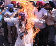 Activists of the Sikh Students Federation (Mehta) burn an effigy of Shiromani Akali Dal (Amritsar) chief Simranjit Singh Mann in Amritsar on Monday.