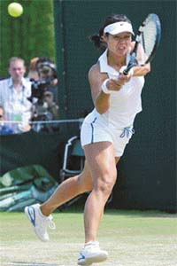 Chinas Li Na plays a shot against Czech Republics Nicole Vaidisova during her fourth-round match in Wimbledon