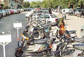 As the UT police and the Chandigarh Municipal Corporation turn a blind eye, wrong parking continues in parking lots outside various markets in the city