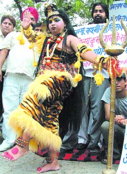 Shiv devotee performing Tandav Nritya to protest against alleged misbehaviour of Jammu & Kashmir Police personnel with Amarnath yatris, at Jantar Mantar