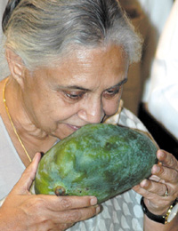 Chief Minister Sheila Dikshit checking out a mango at the 18th Mango Festival 