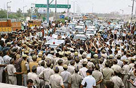 Former Prime Minister VP Singh and former Samajwadi Party leader Raj Babbars car being stopped by the police on the Delhi-UP border. The two leaders were on their way to support farmers in Dadri on Saturday.