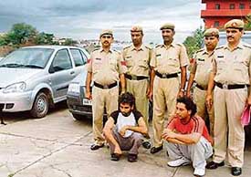 Inter-state car thieves in police custody