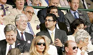 Sachin Tendulkar watches the mens singles tennis final