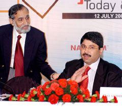 Union Minister for Communication and Information Technology Dayanidhi Maran  with Nasscom President Kiran Karnik at the inaugural session of India cyber cop awards 2005