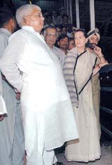 Congress President Sonia Gandhi, Union Home Minister Shivraj Patil and Railway Minister Laloo Prasad Yadav visit the site of Tuesday's bomb blast in a train compartment in Matuga Road, Mumbai, on Wednesday