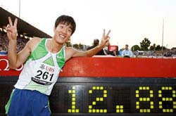 Chinas Liu Xiang jubilates after breaking the mens 110 meters hurdles record at the Athletissima athletics meet in Lausanne, Switzerland, on Tuesday. Xiang won in a time of 12.88 seconds. 