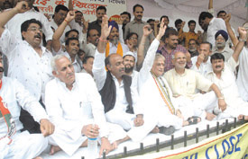 BJP leaders Murli Manohar Joshi, Sahib Singh Verma and Vijay Goel sitting on dharna against commodity trading, at Parliament Street in the Capital on Friday
