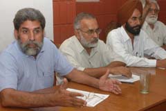 Jagroop Singh of the CPI and Mangat Ram Pasla of the CPM, along with other Left leaders, address a press conference in Jalandhar