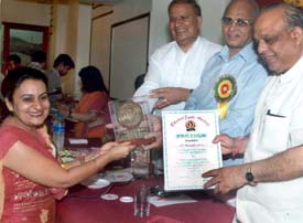 Dr Maninder Arora, food microbiologist and Associate Professor in the Department of Food Processing and Food Engineering in the College of Agricultural Engineering, PAU, with the Bharat Jyoti Award in New Delhi