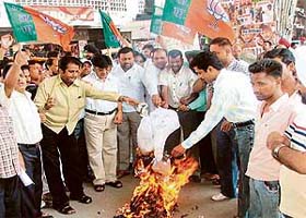 Activists of the Bharatiya Yuva Janata Morcha burn an effigy of Uttar Pradesh Chief Minister Mulayam Singh Yadav in Ludhiana